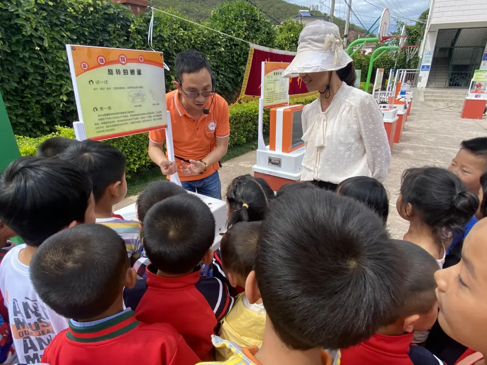 同学们在认真听取工作人员讲解展品原理