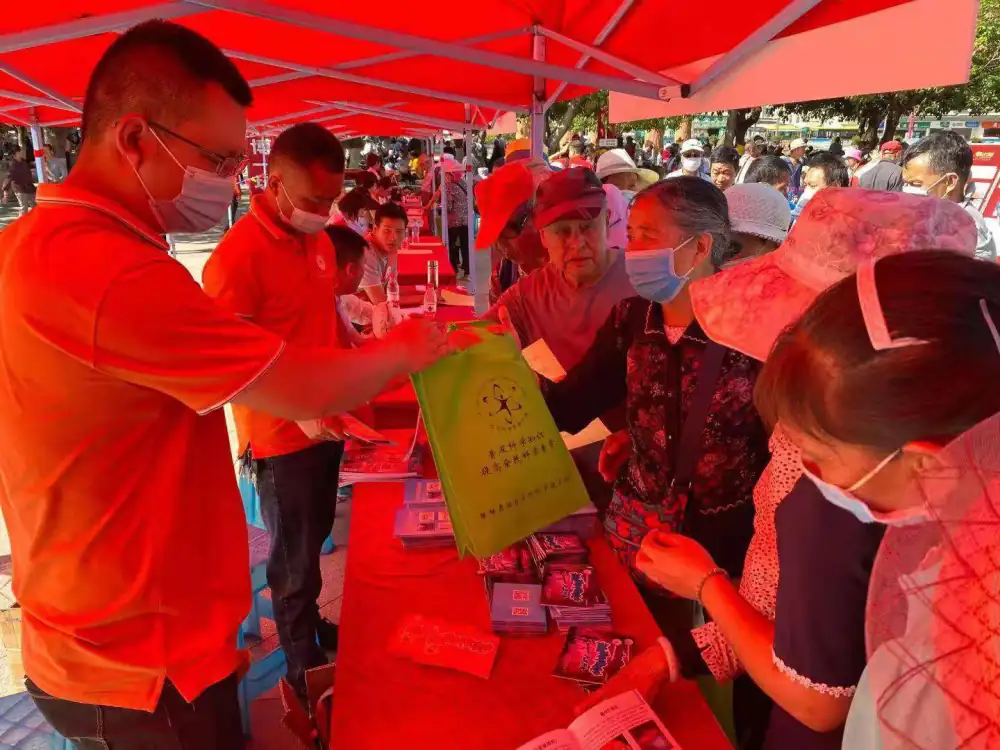 活动工作人员发放宣传资料