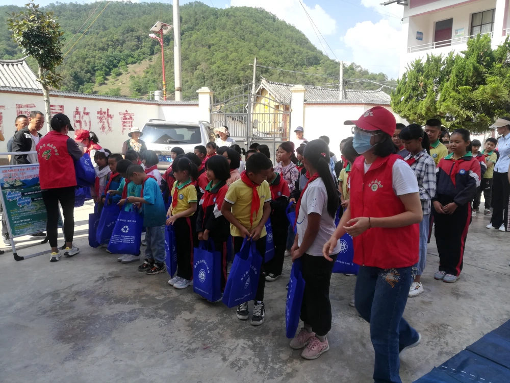 云南永平县科协到北斗乡黄连村完小开展“2022年科技活动周暨全国科技工作者日”科技志愿服务进校园活动