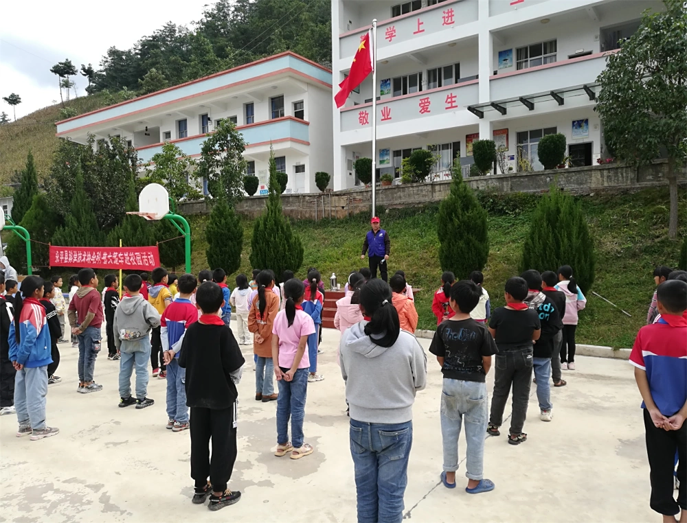 云南省永平县厂街乡义路村完小大篷车进校园宣传活动