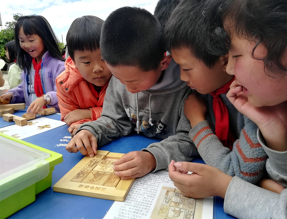 云南省永平县厂街乡义路村完小大篷车进校园宣传活动