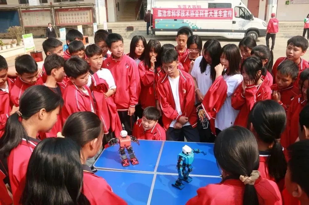 青少年学生观看机器人表演