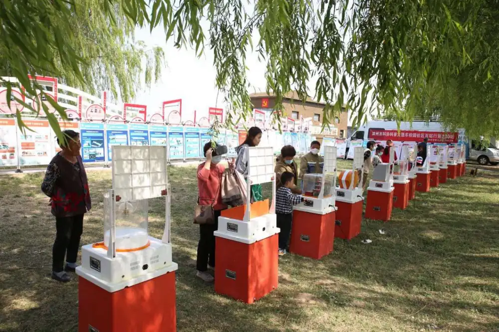 群众感受科技的神奇