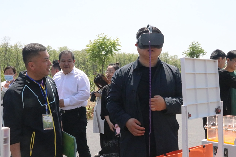 徐效亮体验科普展品