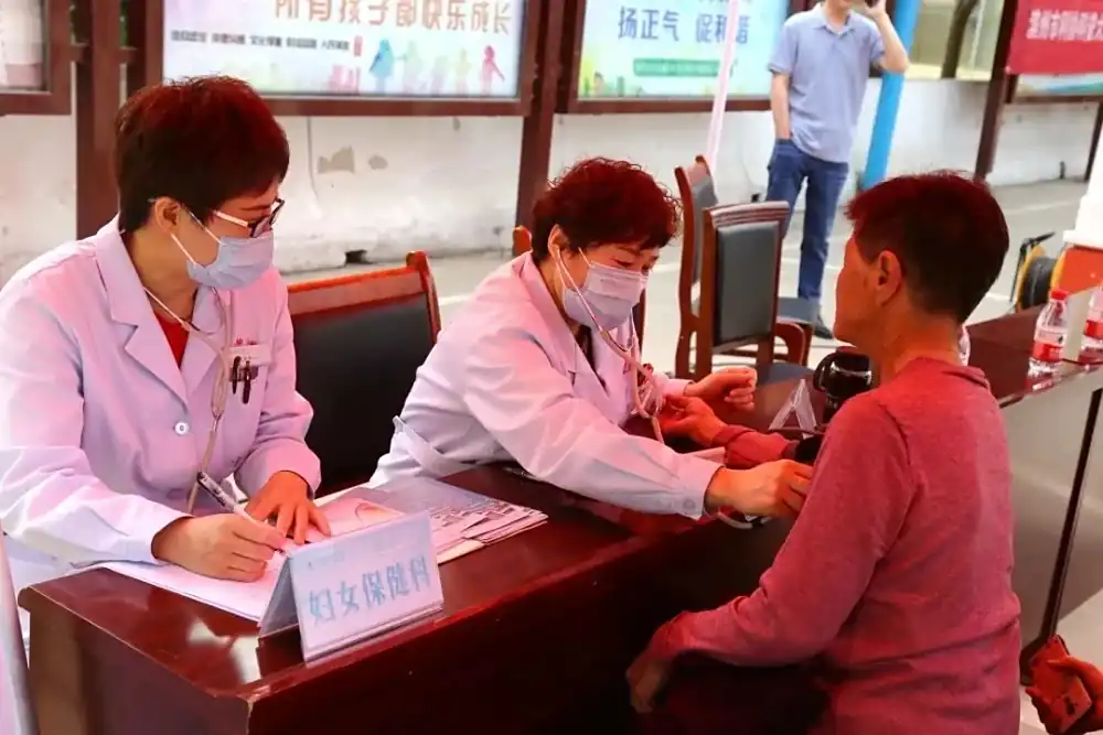 滨州市妇幼保健院现场为村民进行健康科普义诊