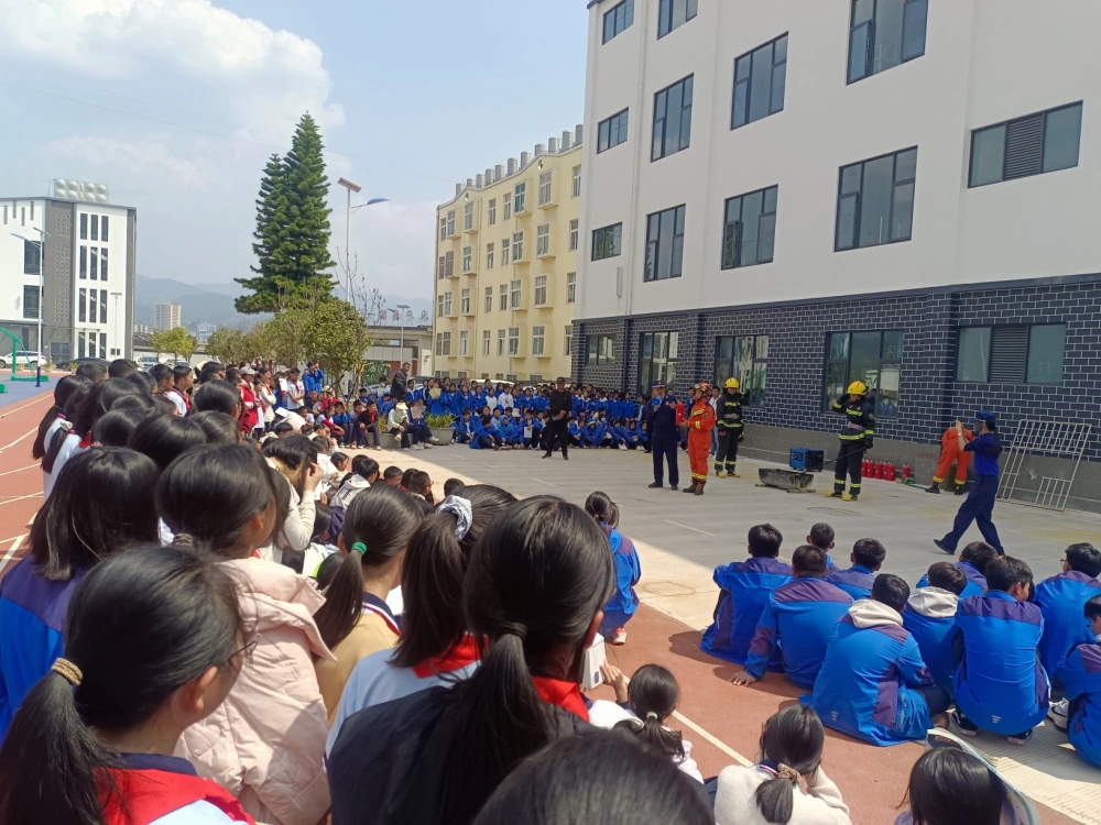 云南永平县科协到县一中开展大篷动车进校园“消防+科普”昆虫科普进校园活