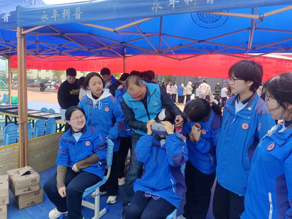 云南永平县科协到县一中开展大篷动车进校园“消防+科普”昆虫科普进校园活