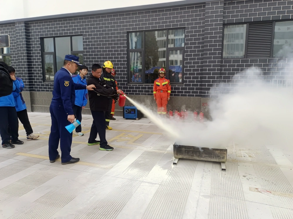 云南永平县科协到县一中开展大篷动车进校园“消防+科普”昆虫科普进校园活