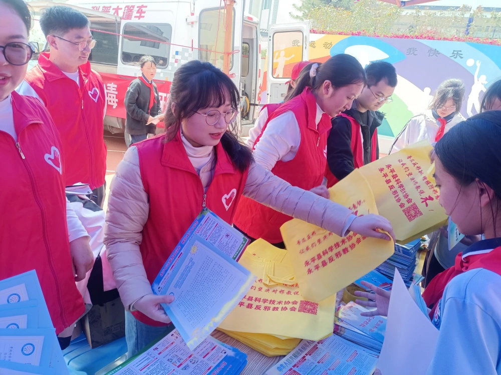 云南永平县科协到县一中开展大篷动车进校园“消防+科普”昆虫科普进校园活