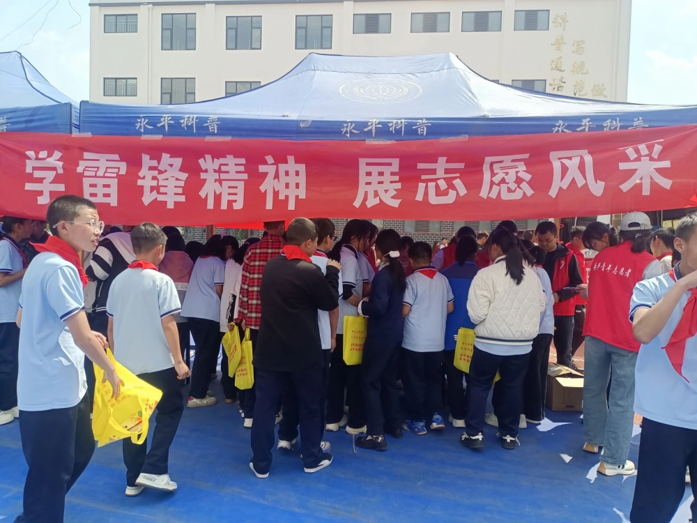 云南永平县科协到县一中开展大篷动车进校园“消防+科普”昆虫科普进校园活