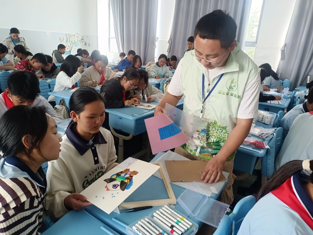 云南永平县科协到县一中开展大篷动车进校园“消防+科普”昆虫科普进校园活