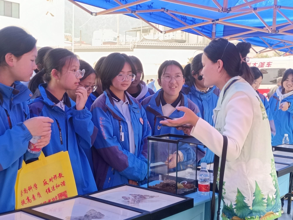 云南永平县科协到县一中开展大篷动车进校园“消防+科普”昆虫科普进校园活