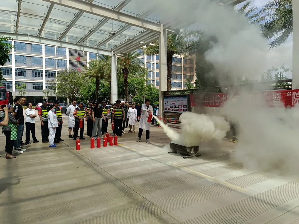 云南永平县科协到县医院开展“院坝话消防”宣传培训暨“全国科技工作者日”科普大篷车“五进”科技志愿服务活动