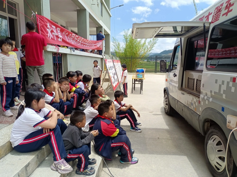 云南永平县科协到杉阳镇阿海寨村完小开展“全国科技工作者日”大篷车进校园 科技志愿服务活动
