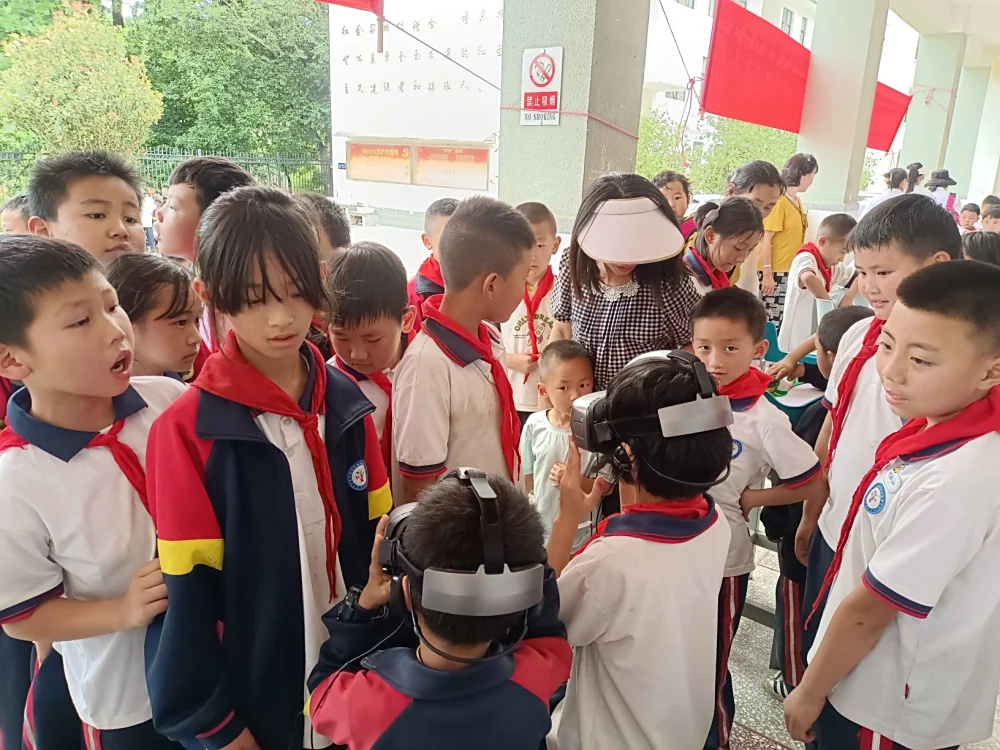 云南永平县科协到杉阳镇阿海寨村完小开展“全国科技工作者日”大篷车进校园 科技志愿服务活动