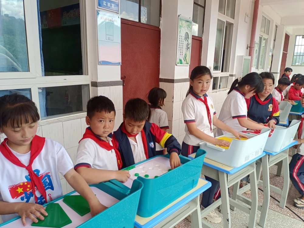 云南永平县科协到杉阳镇阿海寨村完小开展“全国科技工作者日”大篷车进校园 科技志愿服务活动