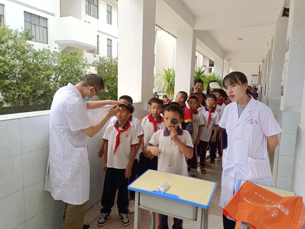 云南永平县科协到杉阳镇阿海寨村完小开展“全国科技工作者日”大篷车进校园 科技志愿服务活动