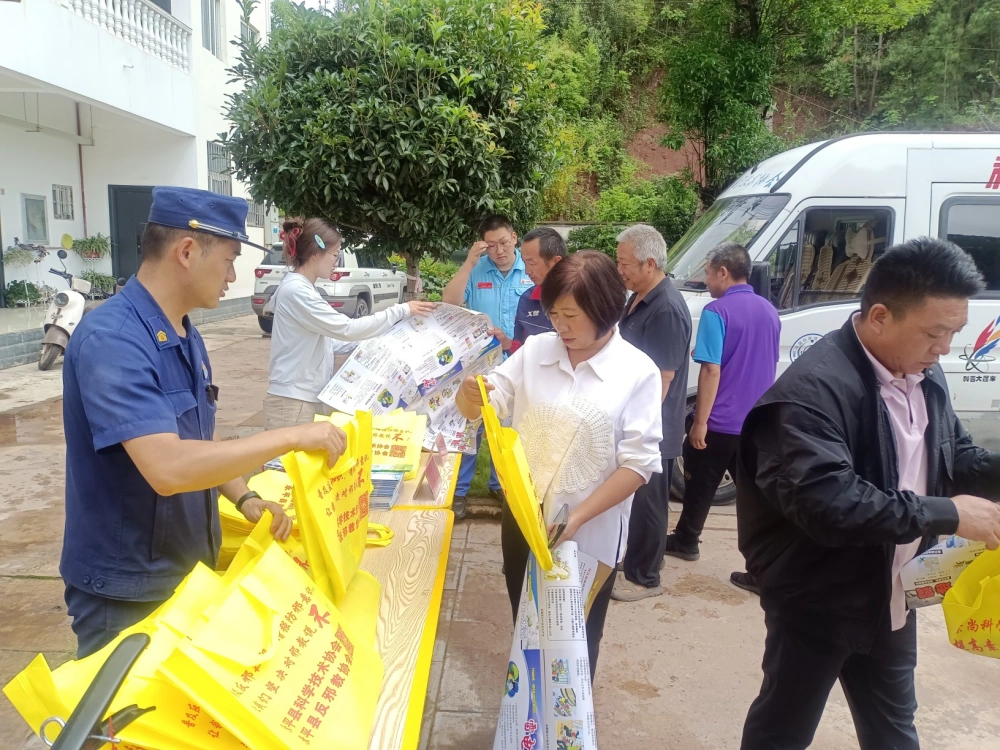 云南永平县科协到北斗乡开展“院坝话消防”科普大篷车进农村志愿服务培训活动