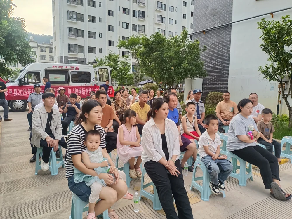 云南永平县科协到博南镇山水新居小区开展“院坝话消防”科普大篷车进社区志愿服务培训活动