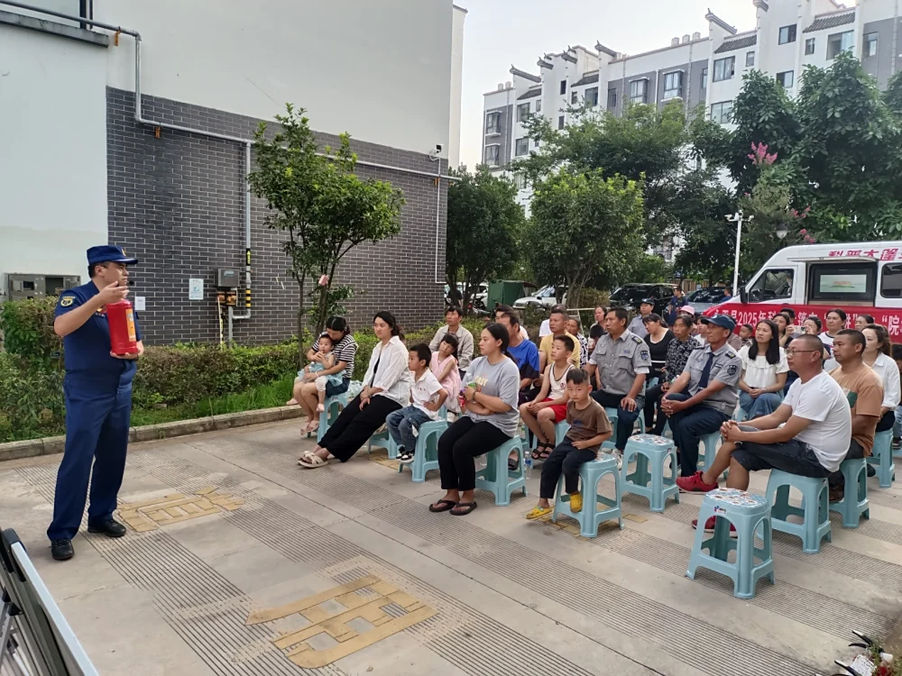 云南永平县科协到博南镇山水新居小区开展“院坝话消防”科普大篷车进社区志愿服务培训活动