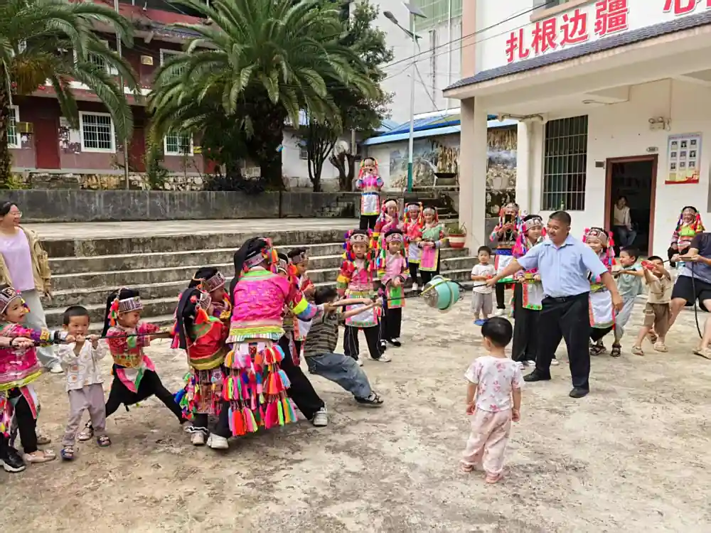 孩子们在进行“马德堡半球”实验