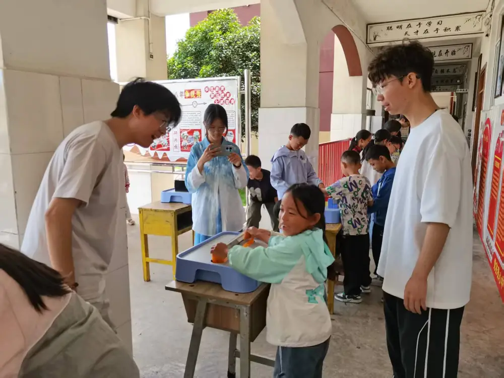 学生动手实践科普教具