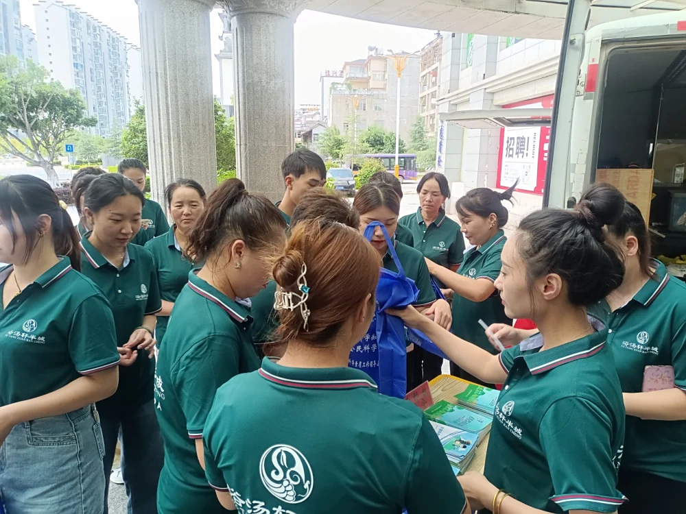 云南永平县科协到逸品大酒店开展“院坝话消防”科普大篷车进企业志愿服务培训活动