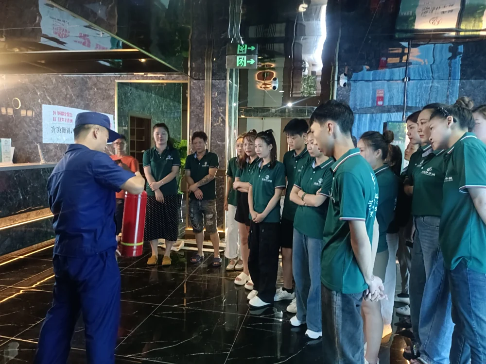 云南永平县科协到逸品大酒店开展“院坝话消防”科普大篷车进企业志愿服务培训活动