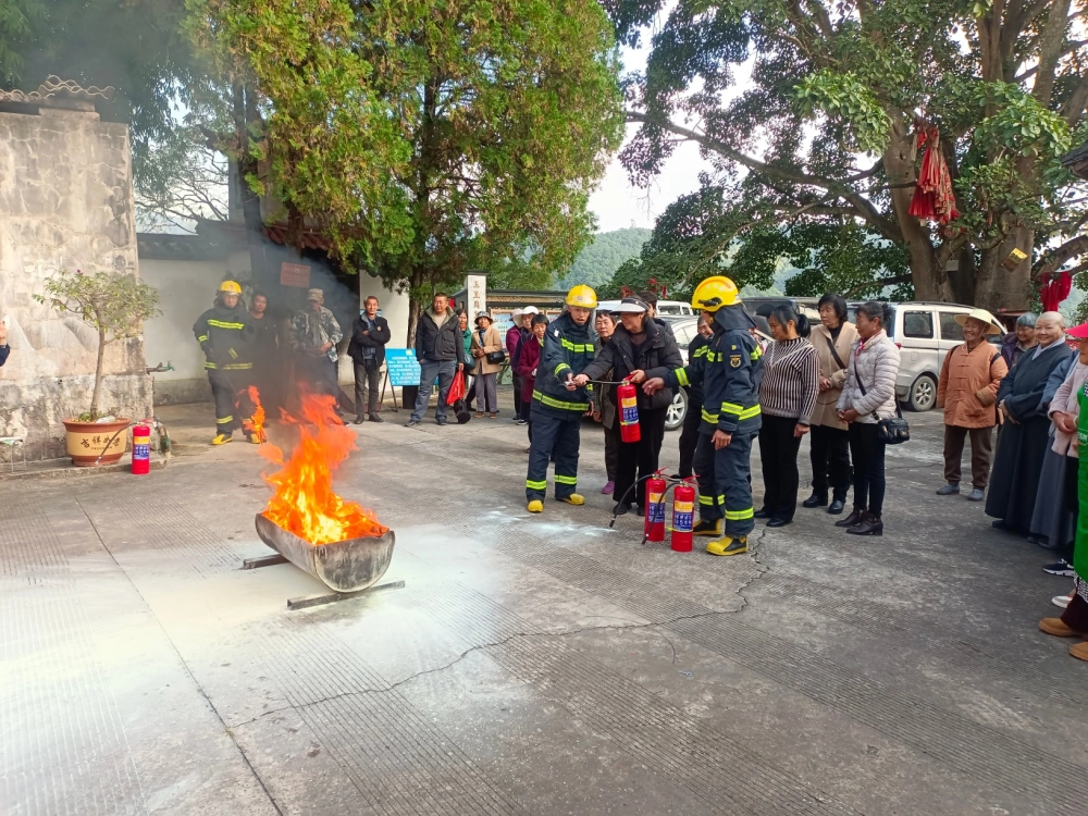 云南永平县科协到“玉皇阁”开展科普大篷车进寺庙“反邪教宣传”暨“消防+科普”志愿服务活动