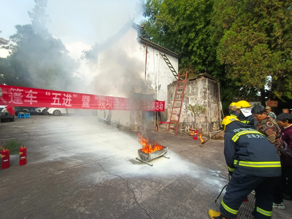 云南永平县科协到“玉皇阁”开展科普大篷车进寺庙“反邪教宣传”暨“消防+科普”志愿服务活动