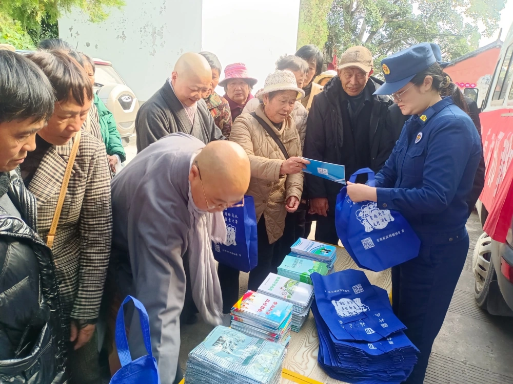 云南永平县科协到“玉皇阁”开展科普大篷车进寺庙“反邪教宣传”暨“消防+科普”志愿服务活动