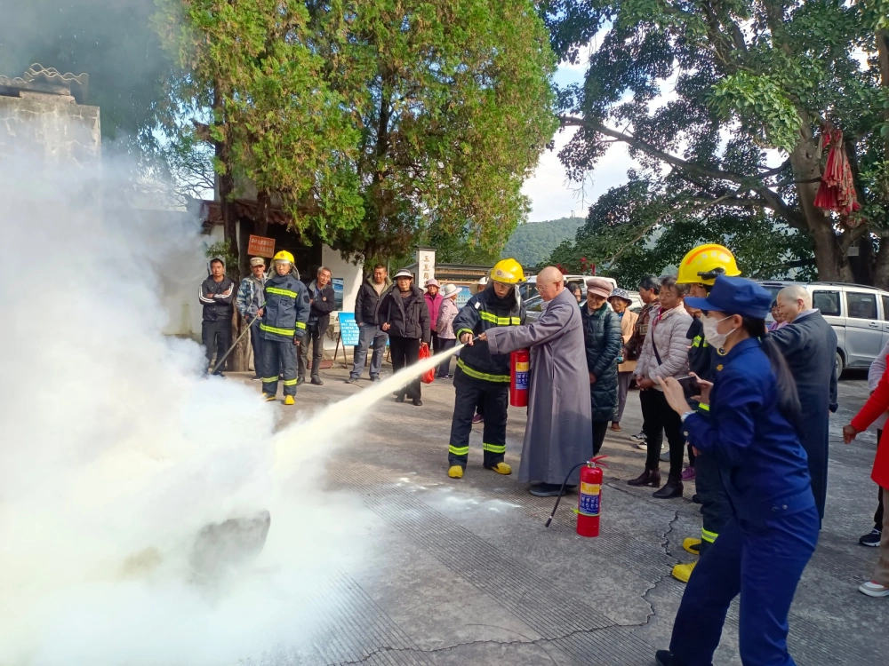 云南永平县科协到“玉皇阁”开展科普大篷车进寺庙“反邪教宣传”暨“消防+科普”志愿服务活动