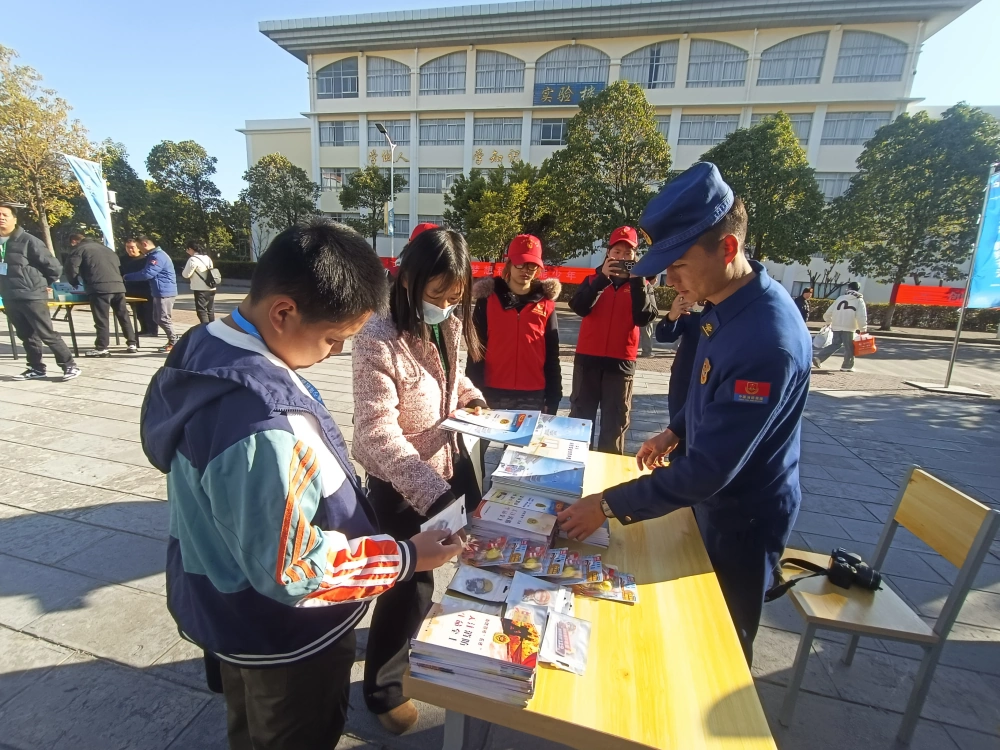 云南永平县科协参加州无人机竞赛到中等职业学校科普大篷车进校园活动