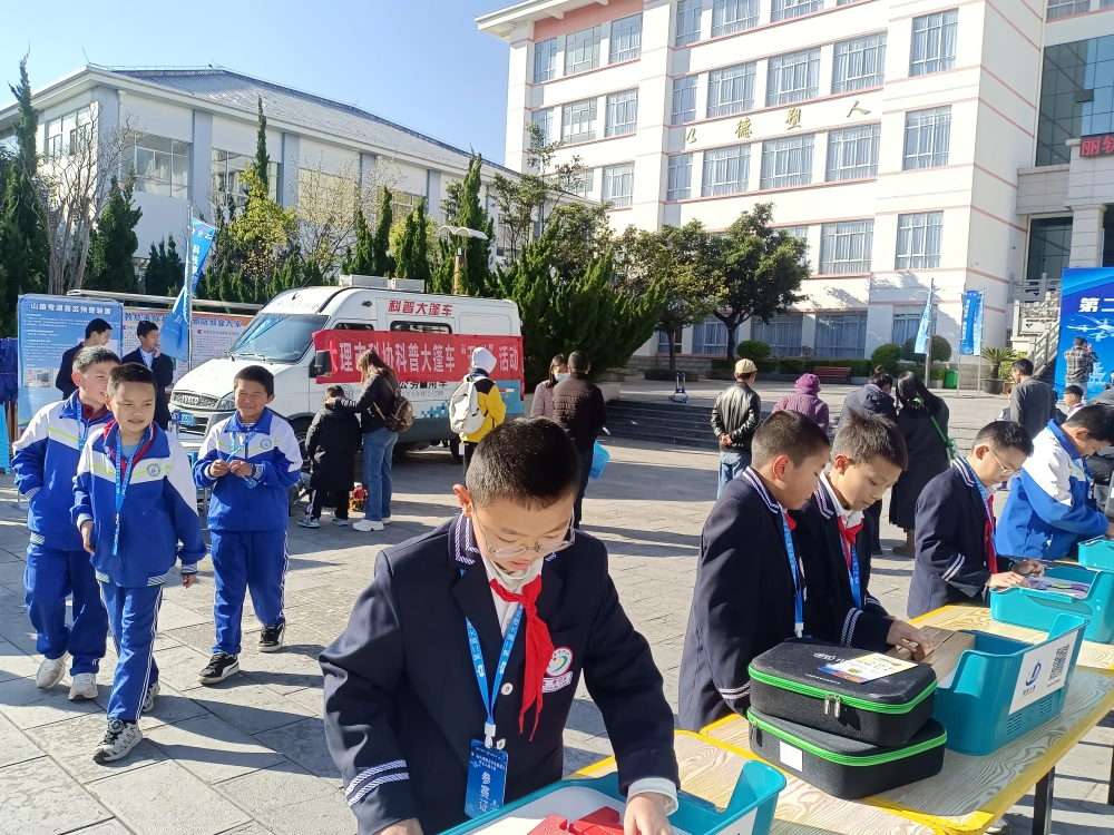 云南永平县科协参加州无人机竞赛到中等职业学校科普大篷车进校园活动
