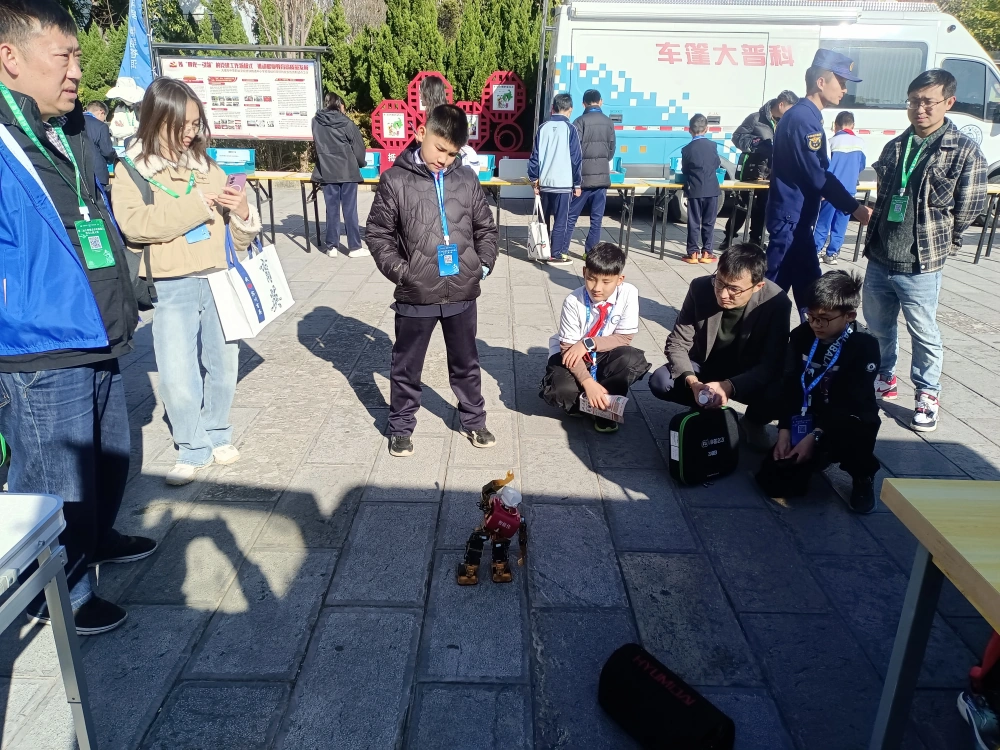 云南永平县科协参加州无人机竞赛到中等职业学校科普大篷车进校园活动