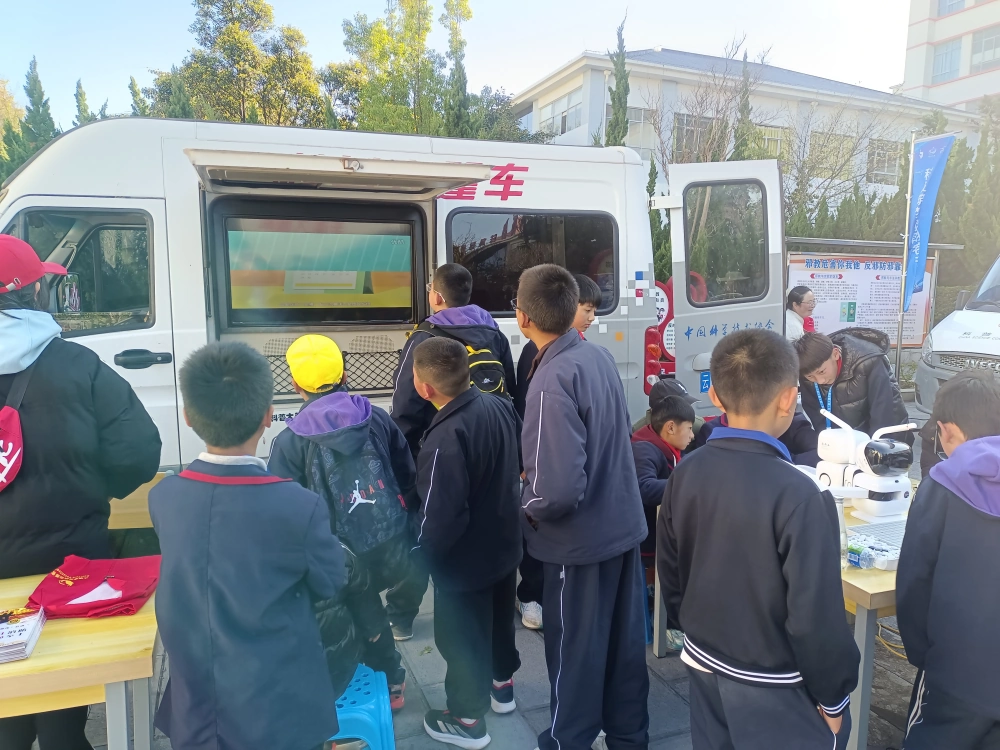 云南永平县科协参加州无人机竞赛到中等职业学校科普大篷车进校园活动
