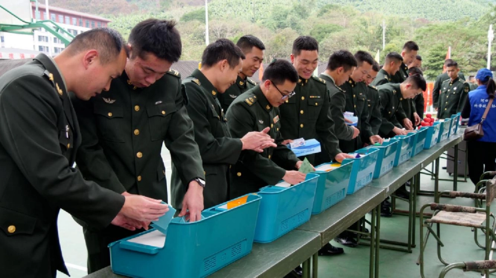 官兵们正在玩益智互动游戏