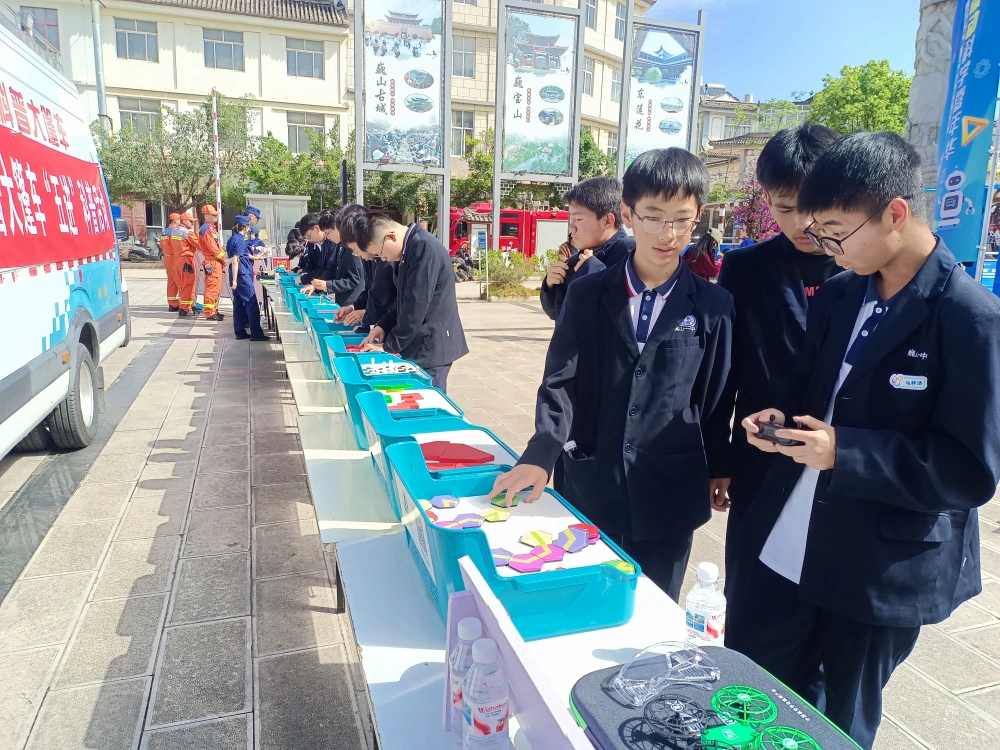 云南永平县科协参加“流动科普活动样板间”巍山站巡展暨巍山县南诏镇民主小学科普大篷车“五进”活动