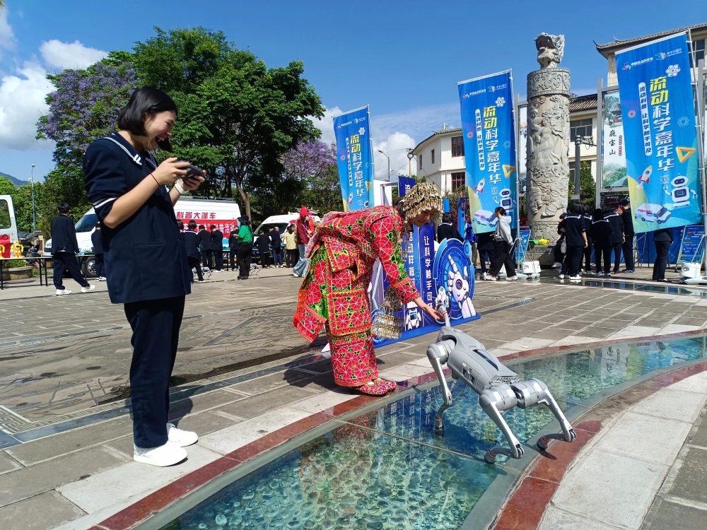 云南永平县科协参加“流动科普活动样板间”巍山站巡展暨巍山县南诏镇民主小学科普大篷车“五进”活动
