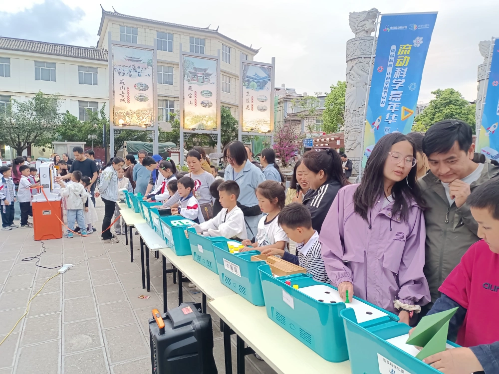 云南永平县科协参加“流动科普活动样板间”巍山站巡展暨巍山县文化旅游开发有限责任公司科普大篷车“五进”活动