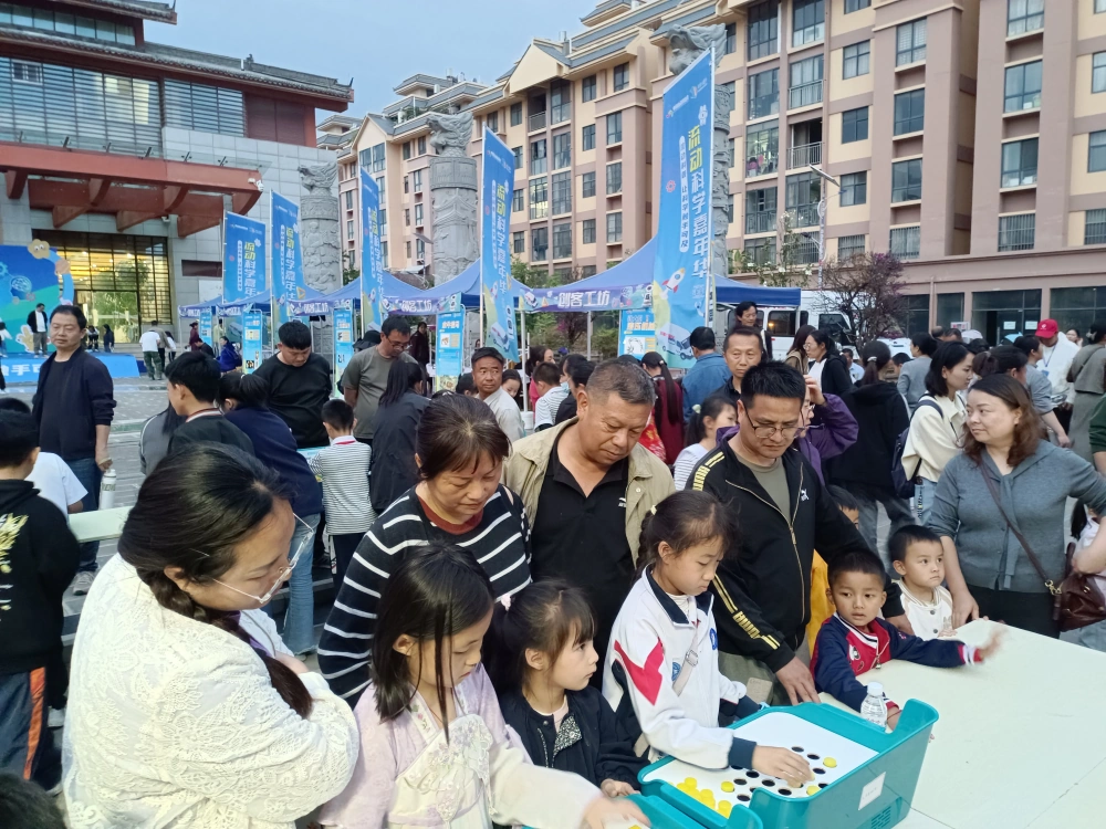 云南永平县科协参加“流动科普活动样板间”巍山站巡展暨巍山县文化旅游开发有限责任公司科普大篷车“五进”活动