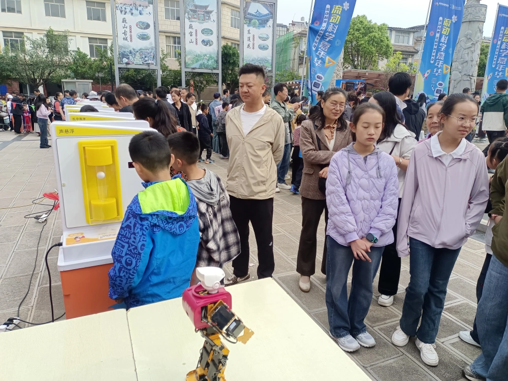 云南永平县科协参加“流动科普活动样板间”巍山站巡展暨巍山县南诏镇群力小学科普大篷车“五进”活动