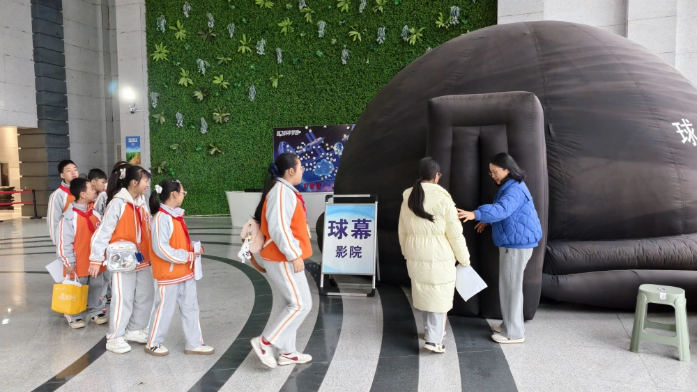 学生体验球幕影院