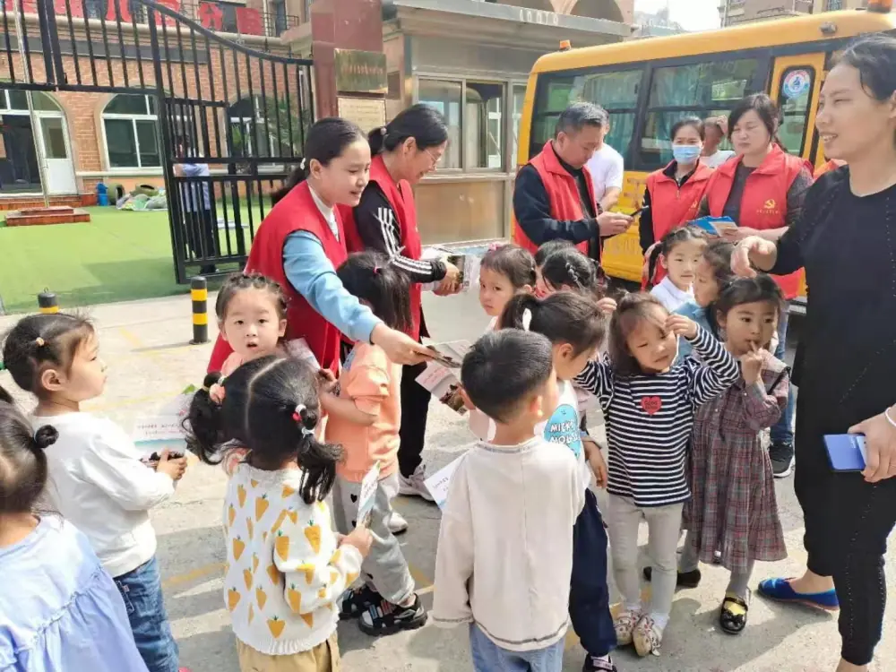 科普志愿者发放宣传资料