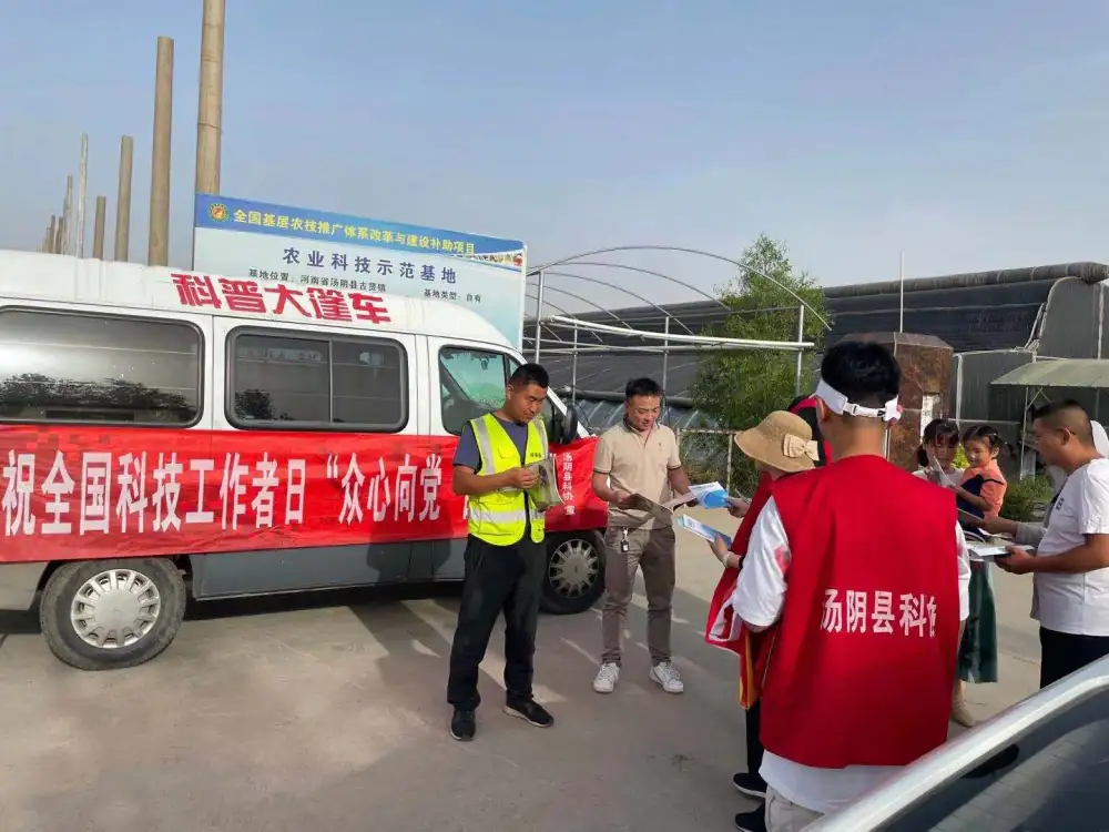 科普志愿者发放科普资料