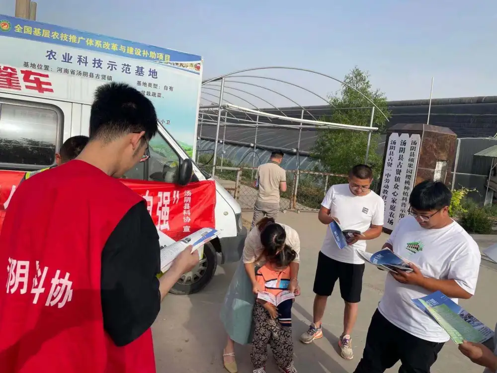科普志愿者解答群众疑惑