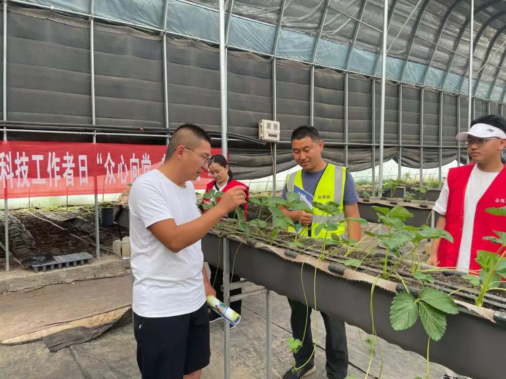 科技志愿者在科普基地指导