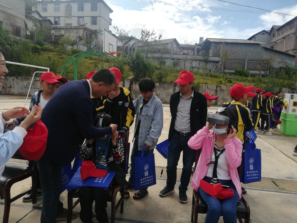 云南永平县科协到初一铺村完小开展科普大篷车进校园活动
