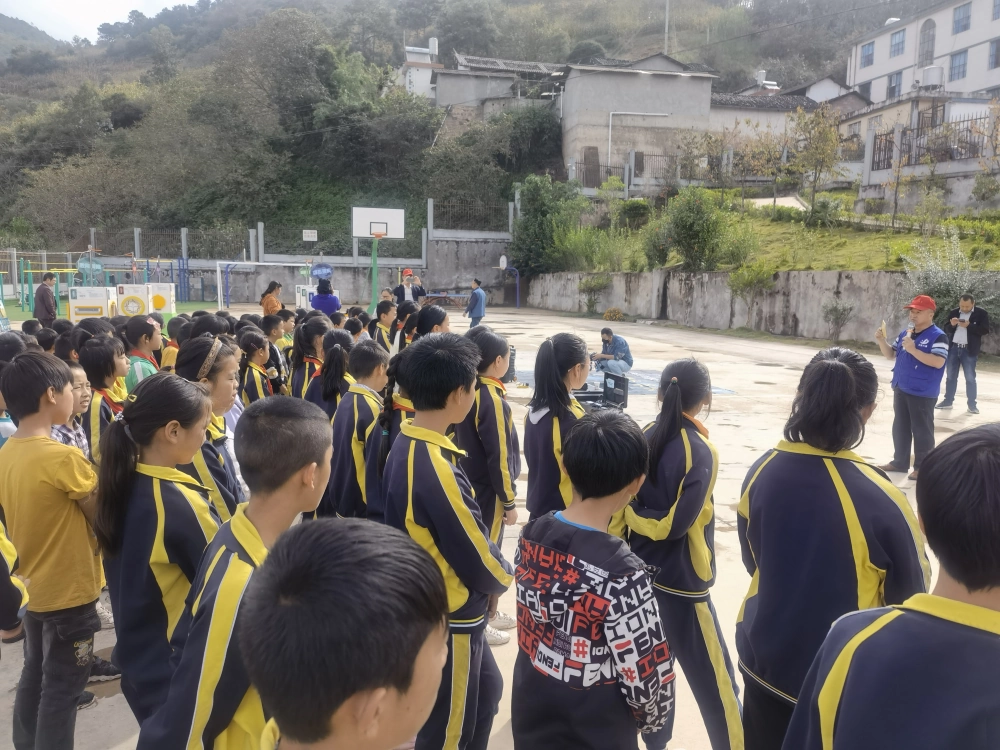 云南永平县科协到初一铺村完小开展科普大篷车进校园活动