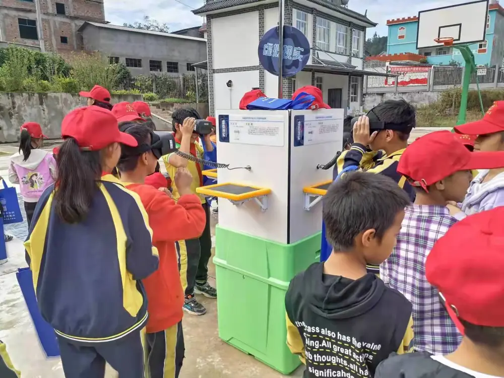云南永平县科协到初一铺村完小开展科普大篷车进校园活动
